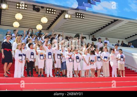 Kinder von Schulen in Cannes Fotoaufnahme des Films 'Le Petit Nicolas' ('kleiner Nikolaus') 75. Filmfestspiele von Cannes 20. Mai 2022 Stockfoto