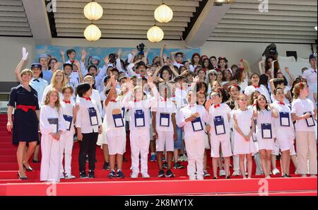 Kinder von Schulen in Cannes Fotoaufnahme des Films 'Le Petit Nicolas' ('kleiner Nikolaus') 75. Filmfestspiele von Cannes 20. Mai 2022 Stockfoto