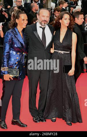 Karine Silla, Vincent Perez, Iman Perez (Robe Chanel) 'Les amandiers' ('Forever Young') Filmfestspiele von Cannes Screening 75. Filmfestspiele von Cannes 22. Mai 2022 Stockfoto