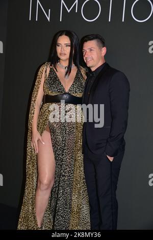 Adriana Lima (Kleid von Roberto Cavalli), Andre Lemmers Photocall vom Kering 'Women in Motion Award' Abend, Place de la Castre, colline du Suquet 75. Cannes Film Festival 22. Mai 2022 Stockfoto