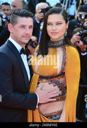 Andre Lemmers, Adriana Lima (Kleid von Nicolas Jebran, Juwelen von Boucheron) 'Elvis' Filmfestspiele von Cannes Screening 75. Filmfestspiele von Cannes 25. Mai 2022 Stockfoto