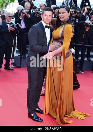 Andre Lemmers, Adriana Lima (Kleid von Nicolas Jebran, Juwelen von Boucheron) 'Elvis' Filmfestspiele von Cannes Screening 75. Filmfestspiele von Cannes 25. Mai 2022 Stockfoto