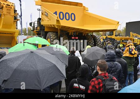 Große Menschenmengen, Besucher auf der Freigelände mit Baumaschinen des Herstellers KOMATSU. Muldenkipper, Muldenkipper. Die Faszination bauma 2022 öffnet nach der Unterbrechung von Corona vom 24.. Bis 30.. Oktober 2022 auf dem Messegelände in München ihre Türen. Die bauma ist mit über 400.000 Besuchern die größte und wohl beeindruckendste Messe der Welt. Auch die unbestrittene internationale Leitmesse besticht durch ihre Vollständigkeit: Alle Branchen. Alle Marktführer. Viele Innovationen. Baufahrzeuge und Baumaschinen Baukräne, Krane auf dem freien Stockfoto