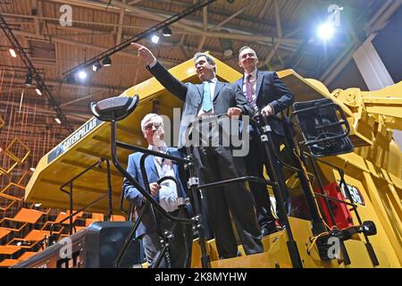 Markus SOEDER (Ministerpräsident von Bayern und CSU-Vorsitzender) und Volker WISSING (FDP, Bundesminister für Verkehr, Bau und Infrastruktur) auf der Messetour - hier beim Hersteller CAT. Die Faszination bauma 2022 öffnet nach der Unterbrechung von Corona vom 24.. Bis 30.. Oktober 2022 auf dem Messegelände in München ihre Türen. Die bauma ist mit über 400.000 Besuchern die größte und wohl beeindruckendste Messe der Welt. Auch die unbestrittene internationale Leitmesse besticht durch ihre Vollständigkeit: Alle Branchen. Alle Marktführer. Viele Innovationen. Bauarbeiten vehi Stockfoto