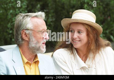 Oslo 19940825. Aschehoug Verlage Traditional Garden Company. Hier Professor Finn Erik Vinje mit Rita Westvik. Foto: Rune Petter Næs NTB / NTB Stockfoto