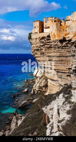 Bonifacio - herrliche Küstenstadt im Süden der Insel Korsika, Blick auf Häuser, die über Felsen hängen. Frankreich Stockfoto