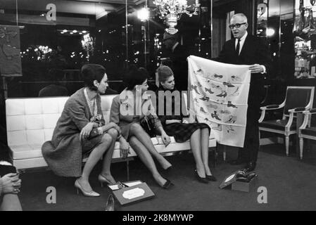 Der französische Stylist Roger Vivier mit Kunden in seinem Geschäft in der Rue François Ier im 8.. Arrondissement von Paris. April 1967 Stockfoto