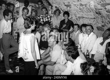 Claude Centre, Bernard Buffet (unten, sitzend, 4. von rechts), seine Frau Annabel Buffet (links) und Georges Centre, sitzend, 2. von rechts) im Nachtclub 'Le Ches Ghislaine' in Saint-Tropez. August 1961 Stockfoto