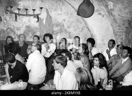 Claude Centre (unten, 2. von links), Bernard Buffet, seine Frau Annabel Buffet (links) und Georges Centre Centre (unten, sitzend, 2. von rechts) im Nachtclub 'Le Chéz Ghislaine' in Saint-Tropez. August 1961 Stockfoto