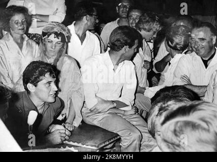 Sacha Distel (links) und Georges Georges Centre (rechts) im Nachtclub „Le Chéd Ghislaine“ in Saint-Tropez. August 1961 Stockfoto