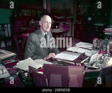 Oslo 19510526: König Haakon VII. Fotografierte auf dem Schloss an seinem Schreibtisch. Foto: NTB / NTB Stockfoto