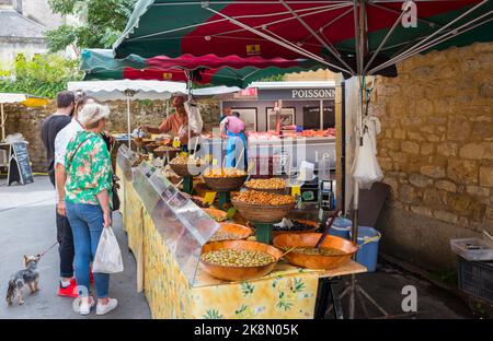 Der Wochenmarkt in Montignac in frankreich Stockfoto