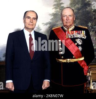 Oslo 19840514. Frankreichs Präsident Francois Mitterrand und seine Frau Danielle zu einem Staatsbesuch in Norwegen. Hier von der offiziellen Fotografie auf dem Schloss. Z. B. Präsident Francois Mitterrand und König Olav. Ernst. Foto: NTB Archive / NTB Stockfoto