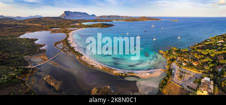 Sardegnia Insel Natur Landschaft und besten Stränden. Luftdrohne Panoramablick auf den schönen Brandinchi Strand bei Sonnenuntergang. Sommerferien in Italien Stockfoto