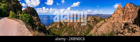 Korsika, Frankreich. Erstaunliche rote Felsen von Calanques de Piana. Berühmte Route und Reiseziel an der Westküste der Insel im Golf von Porto Stockfoto