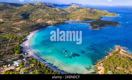 Die besten Strände der Insel Korsika - Panoramablick auf den wunderschönen Rondinara-Strand mit perfekter runder Form und kristallklarem türkisfarbenem Meer. Stockfoto