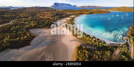 Sardegnia Insel Natur Landschaft und besten Stränden. Luftdrohne Panoramablick auf den schönen Brandinchi Strand bei Sonnenuntergang. Sommerferien in Italien Stockfoto