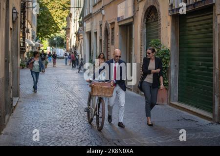 Lucca Toskana Italien Street Life September 2022 Lucca ist eine Stadt und Gemeinde in der Toskana, Mittelitalien, am Fluss Serchio, in einer fruchtbaren Ebene in der Nähe der Stockfoto