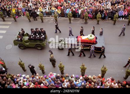 Oslo 19910130. Beerdigung von König Olav V. Von der Prozession mit der Bahre von König Olav, die von einem Militärfahrzeug vom Schloss zur Kathedrale von Oslo gezogen wurde. Foto: Bjørn-Owe Holmberg / NTB Stockfoto