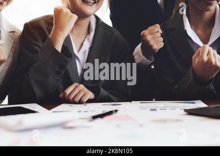 Geschäftsleute, die mit Vertrieb und Teamkonzept erfolgreich sind Stockfoto