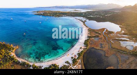 Sardegnia Insel Natur Landschaft und besten Stränden. Luftdrohne Panoramablick auf den schönen Lu Impostu Strand und Salzseen bei Sonnenuntergang. Italien Sommer h Stockfoto