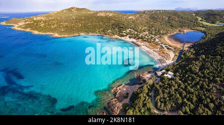 Sardegna (Sardinien) Insel Luftdrohne Blick auf die besten Strände. Grande Pevero Strand in der Nähe von Porto Cervo an der smaragdgrünen Küste (Costa Smeralda), Italien Stockfoto