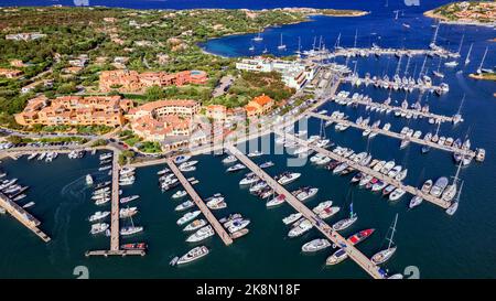 Sardegna. Luxusresort Porto Cervo. Marina mit Segelbooten, Luftdrohne Video Ansicht Stockfoto