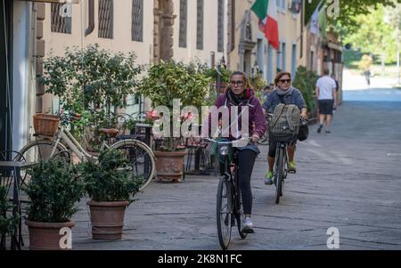 Lucca Toskana Italien Street Life September 2022 Lucca ist eine Stadt und Gemeinde in der Toskana, Mittelitalien, am Fluss Serchio, in einer fruchtbaren Ebene in der Nähe der Stockfoto