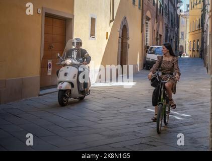 Lucca Toskana Italien Street Life September 2022 Lucca ist eine Stadt und Gemeinde in der Toskana, Mittelitalien, am Fluss Serchio, in einer fruchtbaren Ebene in der Nähe der Stockfoto