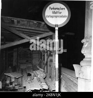 Oslo im Sommer 1959. Karl Johans Tor bei Nacht. Junges Mädchen liegt und schläft auf einigen Brettern. Parkschild. Parken ist nur für Parlamentsabgeordneten erlaubt. Foto: Aage Storløkken / Aktuell / NTB Stockfoto