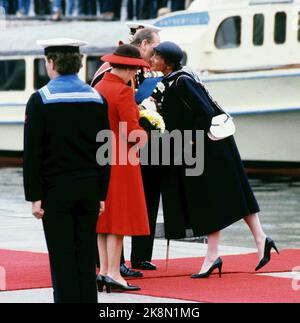 Oslo 19810505. Königin Elizabeth in Norwegen bei einem Staatsbesuch mit ihrem Mann Prinz Philip. Hier wird Prinz Philip von Kronprinzessin Sonja herzlich willkommen geheißen. Die Königin in rotem Mantel, schwarzem und rotem Hut, schwarzer Tasche und Schuhen. Blauer Sonja Mantel Hut mit Schleier, weiße Tasche. Foto: Erik Thorberg / NTB / NTB Stockfoto