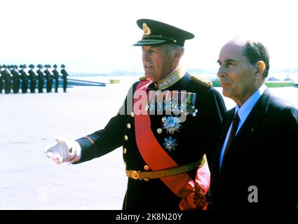 Oslo 19840514. Frankreichs Präsident Francois Mitterrand und seine Frau Danielle zu einem Staatsbesuch in Norwegen. Hier ab der Ankunft am Flughafen Fornebu. König Olav (v.v.) und Präsident Francois Mitterrand. Foto: Knut Nedrås NTB-Archiv / NTB Stockfoto