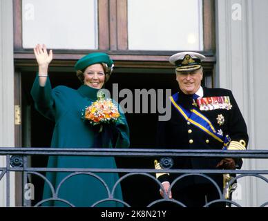 Oslo 19860513. Königin Beatrix und Prinz Claus der Niederlande bei einem offiziellen Besuch in Norwegen. Königin Beatrix winkt vom Schlossbalkon mit König Olav. Foto: Inge Gjellesvik NTB / NTB Stockfoto