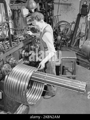 Sandnes 19490415. In Ständen mit 75.000 Fahrrädern. Die Firma Jonas Øgländ in Sandnes, Rogaland, wurde 1868 gegründet. Die Fahrradfabrik Øgländ stellt jährlich 75.000 Fahrräder her, die Hälfte davon wird hier im Werk zusammengestellt, die andere Hälfte wird an Händler verkauft, die sie selbst zusammenstellen oder als Ersatzteile verwenden. Im Jahr 1932 brachten sie das beste Fahrrad auf den Markt - DBS. Die Fabrik hat etwa 400 Arbeiter. Mann in der Arbeit durch Maschine. Foto; Sverre A. Børretze / Aktuell / NTB Stockfoto