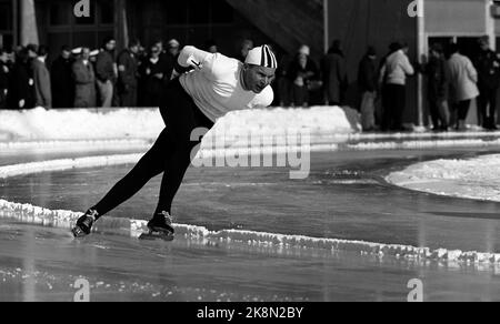 Innsbruck, Österreich 196402 die Olympischen Winterspiele 9.. Schnelles Skaten, Männer, Knut Johannesen Kuppern in Aktion von 10.000 Metern. Er hatte seine Gewinnchancen teilweise durch eine zweifelhafte Eisvorbereitung zerstört, die das Eis sehr durchtreten ließ. Schließlich wurde er Nr. 3. Foto: Current / NTB Stockfoto