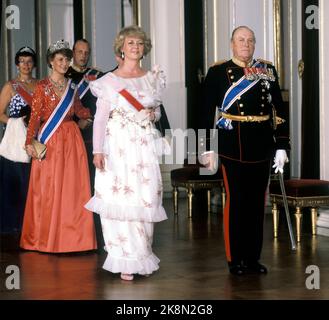 Oslo 1981-10: Offizieller Staatsbesuch in Norwegen. Die erste gewählte Präsidentin der Welt, Vigdis Finnbogadottir, besucht Norwegen. Picture: Gallama Day im Schloss 21. Oktober 1981. Die königlichen und prominenten Gäste auf dem Weg zum Abendessen im Schloss. Vor dem Präsidenten und König Olav. Zweitens folgt Kronprinzessin Sonja (?). Auf der Rückseite des Bildes sehen Sie die Prinzessin, Frau Ferner, und ihren Bruder, Kronprinz Harald. (Präsident in weißem Galadress. Die Kronprinzessin in Rot / Lachs Rotes Galla Kleid mit Diadem.) Foto: NTB / NTB Stockfoto