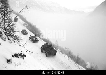 Rjukan Januar 1965 Filmaufnahme von 'Heroes from Telemark' in Rjukan. Über die schweren Wassersaboteure von Kompani Linge. Sabotage zum Kraftwerk Vemork. Die britische Firma Benton Film posiert mit 120 Mitarbeitern. Aus der Aufzeichnung. Deutsche Militärfahrzeuge in der Nähe von Rjukan. Foto: Sverre A. Børretzen / Aktuell / NTB Stockfoto