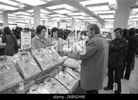 London 19721125. Sportreporter in NRK Knut Th. Gleditsch in England, um das Tippspiel am Samstag im Fernsehen zu kommentieren. Jede Woche reist einer der TV-Sportreporter nach England, um sich über das Spiel zu äußern. Hier folgen wir Knut Th. Gleditsch reist von Oslo aus, bis er zurück ist. Gleditsch lässt die Gelegenheit für Hemden selten vergehen. Rolf Hovden (t.h.) im Bild. Foto: Aage Storløkken Current / NTB Stockfoto