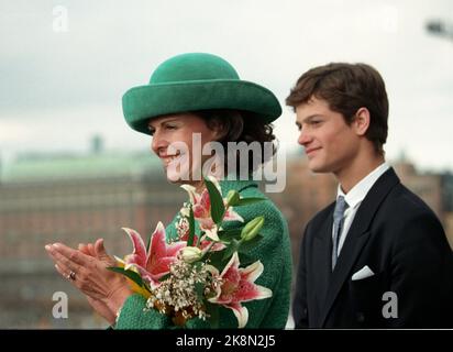 Stockholm 19960430: Schwedens König, König Carl XVI Gustaf 50 Jahre. Das Volk zollt dem König Tribut. Der königliche Jubel begrüßt und winkt der Menge vom Balkon des Lejonbakken vor Stockholms Schloss zu. Hier Königin Silvia und Prinz Carl Philip, die ebenfalls auf den Balkon kamen. Foto: Bjørn Sigurdsøn Stockfoto