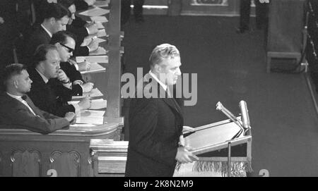 Oslo 19630928 'Rollenwechsel zum zweiten Mal' Parlamentarisches Drama im Storting. Die Debatte dauerte 30 Stunden. Der Premierminister heißt wieder Einar Gerhardsen, nachdem die Koalitionsregierung von John Lyng rechts, der Christlichen Volkspartei, der Linken und der Zentrumspartei am 25. September 1963 zurückgetreten ist. Das NRK-Fernsehen nimmt Aufzeichnungen über die gesamte Debatte auf und übermittelt sie dem norwegischen Volk. Hier John Lyng (H) auf der Kanzel im Storting. Foto: Aage Storløkken / Aktuell / NTB Stockfoto