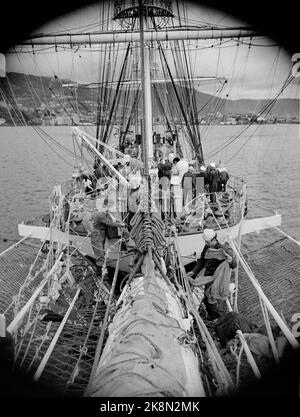 195207. Bergens Schulschiff 'Statsraad Lehmkuhl' die 1700 Tonnen Segelschiff segelt auf See über den Atlantik gegen New York mit 180 ersten Reisegiffen an Bord. Das Segelschiff liegt seit 1948 am Byfjord in Bergen abgeschieden. Es ist das erste Mal, dass ein norwegisches Schulschiff mit nur erstmaligen Jungen auf lange Geschwindigkeit einschiffte. Das Schiff fährt auf See und befindet sich nun außerhalb von Marsteinen. Stock Photo: Sverre A. Børretzen / Aktuell / NTB Stockfoto