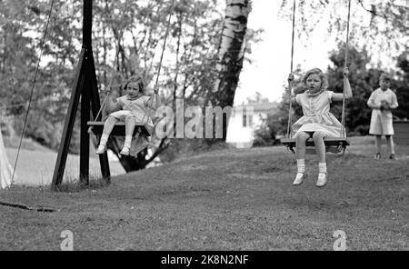 Skaugum Juni 1937. Prinzessin Ragnhild (TV) und Prinzessin Arid spielen im Garten von Skaugum. Hier erinnern sich die beiden in jedem. Im Hintergrund ein nicht identifizierter Junge, der zu Besuch ist. Foto: NTB / NTB Stockfoto