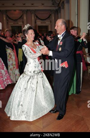 Oslo 199308: Königliche Silberhochzeit. Das norwegische Königspaar, Königin Sonja und König Harald, feiern ihre Silberhochzeit mit einem Galadiner und tanzen im Schloss. Bild: Foto: Bjørn Sigurdsøn Stockfoto