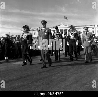 Oslo 19571001 Beerdigung von König Haakon. König Olav (TV) und Kronprinz Harald folgen dem Sarg durch Slottsbakken. Foto: Current / NTB Stockfoto