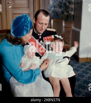 Oslo 19730920: Das Familienbild von der Vogelfabrik auf dem Schloss des Taufkindes Prinz Haakon Magnus. Kronprinzessin Sonja mit Prinz Haakon Magnus, Kronprinz Harald und einer weinenden Prinzessin Märtha Louise. Foto: Erik Thorberg / NTB / NTB Stockfoto