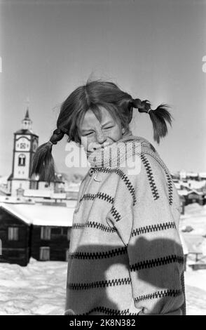 Røros März 1968 Aufnahme des Films über Pippi Langstrumpf aus den Büchern von Mastrid Lindgren. Pippi wird von Inger Nilsson gespielt. Hier ist Pippi mit Blick auf die Stadt Røros. Foto: Aage Storløkken / Aktuell / NTB Stockfoto