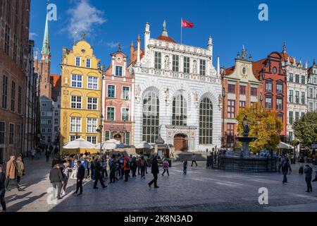 Danzig, Polen - 4. Oktober 2022: Menschen auf dem Long Market (Dlugi Targ) Straße in der Altstadt mit Artus Court, Neptunbrunnen und historischen Häusern Stockfoto