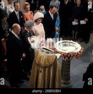 Oslo 19711019: Prinzessin Märtha Louise - Taufe in der Schlosskapelle. Bischof Fridtjof Birkeli – Vorspeisen. Zum Beispiel: König Olav, Prinzessin Margaretha von Dänemark mit dem Taufkind, Kronprinzessin Sonja und Kronprinz Harald. Zurück: Die Sponsoren Ilmi Riddervold, Prinz Flemming von Rosenborg und Prinzessin Ragnhild Mrs. Lorentzen. NTB-Archivfoto / ntb Stockfoto