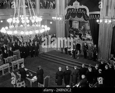 Oslo 19590110 das Storting-Gebäude wurde in den Jahren 1951 bis 1959 unter der Leitung des Architekten Nils Holter umfassend saniert und umgebaut. Es erhielt ein vierstöckiges Gebäude und die Storting Hall wurde erweitert. Hier aus der Resolution des Storting, die in der neugeernteten Halle stattfand. König Olav anwesend. Foto: Knoblauch NTB / NTB Stockfoto