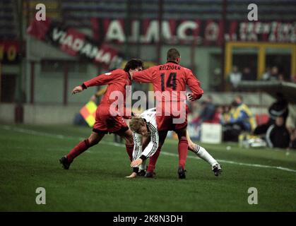 Mailand, Italien 19961204 Champions-League-Spiel RBK / Mailand im San Siro Stadion in Mailand, wo Rosenborg gewann 2-1. Action aus dem Spiel, RBK in weiß und schwarz. Hier wird einer der Torschützen Harald Martin Brattbakk von zwei Italienern gestoppt. Foto: Gorm Kallestad / NTB. Stockfoto